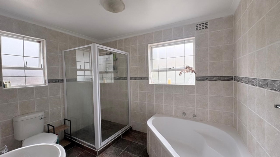 To Let 3 Bedroom Property for Rent in Meadowridge Western Cape